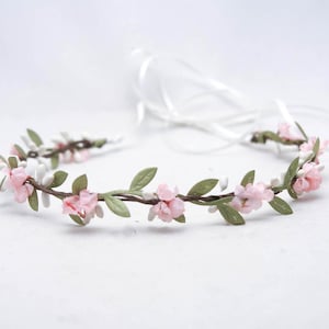Roze en groene bloemkroon: trouwhalo, bloemenhoofdband