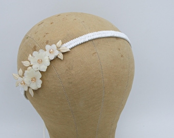 Diadema de novia en blanco y marfil con cuentas y flores vintage