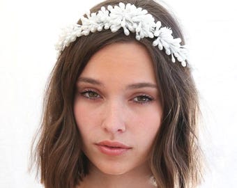 Tocado de boda vintage con flores de cera: corona nupcial con halo de perla