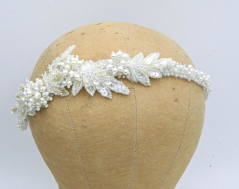 Pärlbroderat bröllopspannband med vintagedetaljer i pärlor och paljetter, löv och pärlhuvudbonad