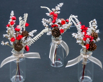 Litet torkat blomsterarrangemang i vas: Julbröllopsgåva