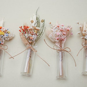 Piccole composizioni floreali secche in un piccolo vaso, bomboniere per invitati a nozze, regali per damigelle o padrone di casa