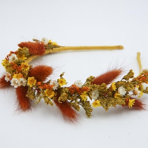 Getrocknete Blumen Haarband in den Herbst Farben Orange Rost und Gelb