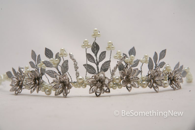 Gold Leaf Crown Bridal Gold Wedding Crown Woodland Queen Wedding Headpiece Leaves Flowers Metal Wedding Hair Accessory, Gold Bridal Tiara image 9