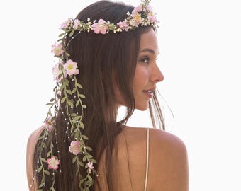 Blushrosa blomkrona med pärlor och rankor: Boho bröllopshuvudbonad