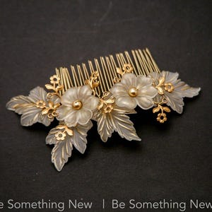 Gold Flower & Leaf Wedding Comb: Vintage Lucite Bridal Hair Accessory
