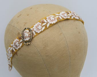 Diadema ancha bordada en oro y marfil con broche dorado vintage