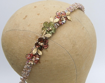 Pärlbroderat pannband i roséguld med blommor och blad