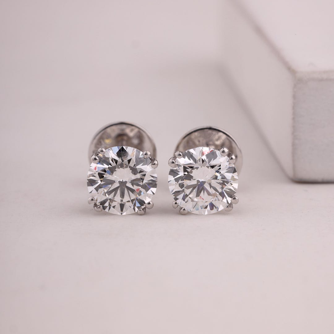 ラウンド型ラボグロウンダイヤモンドスタッドピアス：1～5カラット