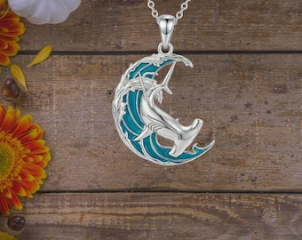 Collar de plata de ley con tiburón martillo y luna – Regalo de joyería con la fuerza del océano y el misterio