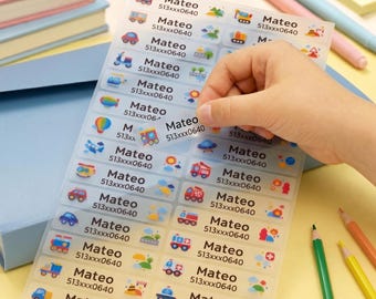 Könnte beinhalten: Ein transparenter Bogen mit rechteckigen Klebeetiketten, die den Namen Mateo und die Nummer 513xxx0640 tragen, verziert mit bunten Illustrationen verschiedener Fahrzeuge wie Autos, Lastwagen, Züge und Flugzeuge, die in einem Raster angeordnet sind.