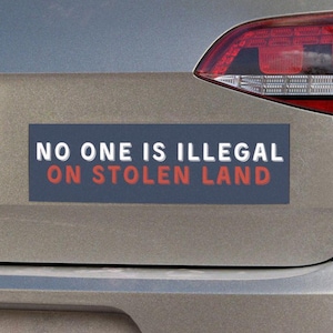 Nikt nie jest nielegalny na skradzionej ziemi magnes na zderzak, naklejka na zderzak pro-imigracyjny, migracja jest prawem człowieka, sprawiedliwość społeczna, prezent dla aktywisty