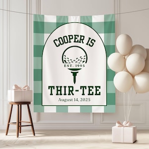 Könnte beinhalten: Ein grün-weiß karierter Hintergrund mit einem Banner mit der Aufschrift "COOPER IS THIR-TEE August 14, 2025" in Dunkelgrün. Das Banner zeigt ein Golfball-Design. Weiße Luftballons und eine Geschenkbox sind ebenfalls vorhanden.