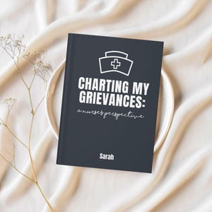 Puede incluir: Una libreta negra con el título "Charting My Grievances: a nurses perspective" y el nombre "Sarah" impreso en blanco. Un icono blanco de gorro de enfermera está por encima del título.