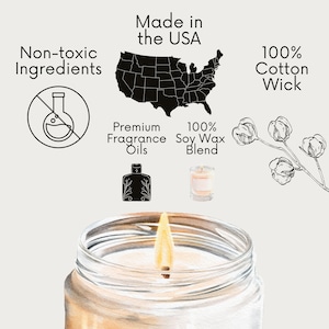 Puede incluir: Primer plano de una vela de soja encendida en un tarro de vidrio transparente. La vela est&aacute; hecha con ingredientes no t&oacute;xicos y una mecha 100% de algod&oacute;n. La vela est&aacute; hecha en los Estados Unidos con aceites de fragancia de primera calidad.