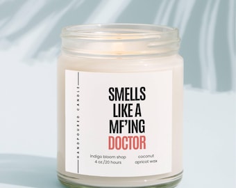 Smells like a MF'ing Doctor Candle, cadeau amusant pour médecin, cadeau de remise des diplômes de l'école de médecine, bougie du futur médecin, nouveau cadeau du docteur, cire de soja parfumée