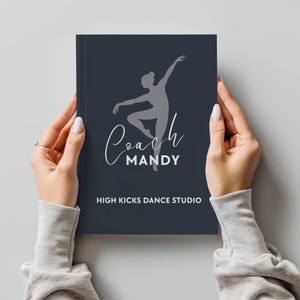 Könnte beinhalten: Ein dunkelblaues Notizbuch mit einer weißen Silhouette einer Tänzerin und dem Text "Coach Mandy High Kicks Dance Studio".
