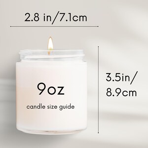 Puede incluir: Una vela blanca en un tarro de vidrio transparente con una etiqueta negra que dice "9oz candle size guide". La vela est&aacute; encendida y la llama es visible. El tarro mide 8,9 cm de alto y 7,1 cm de ancho.
