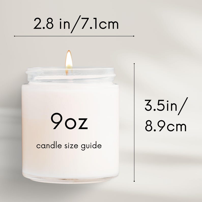 Puede incluir: Una vela blanca en un tarro de vidrio transparente con una etiqueta negra que dice "9oz candle size guide". La vela est&aacute; encendida y la llama es visible. El tarro mide 8,9 cm de alto y 7,1 cm de ancho.