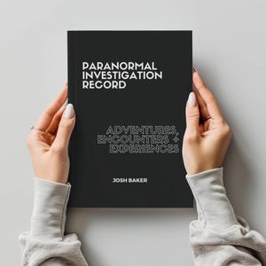 Op de afbeelding: Een zwart dagboek met de titel "Paranormal Investigation Record: Adventures, Encounters & Experiences" door Josh Baker.