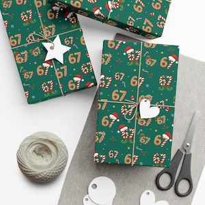 Pode incluir: Vários presentes embrulhados com papel verde com um padrão festivo do número 67, bengalas doces, sapatos de duende e chapéus de Papai Noel. Os presentes são amarrados com barbante e adornados com recortes de papel branco.
