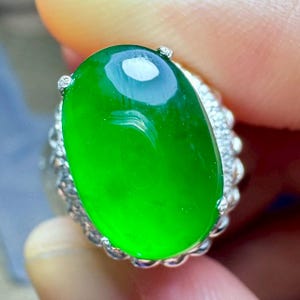Imperial Green Jadeite Type A, Natural Jade Cabochon, 11.7 x 8.0 x 2.8 mm