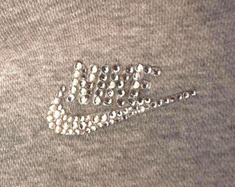 Moletom com capuz personalizado com logotipo cravejado de strass!