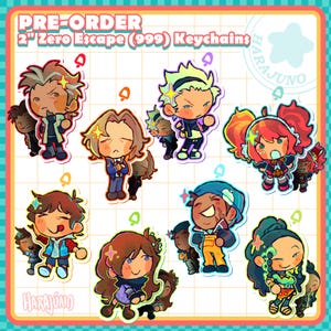 Puede incluir: Colección de llaveros Zero Escape (999) de 5 cm. Los llaveros presentan ilustraciones de dibujos animados coloridos de varios personajes. El fondo es un patrón de cuadros con el texto "PRE-ORDER" y "HARAIUNO".