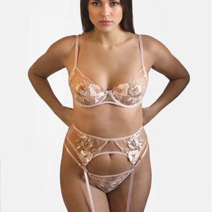 Conjunto de lencería de encaje floral rosa - Ropa interior transparente y seductora - Conjunto de 3 piezas de sujetador, liguero y tanga