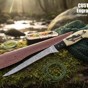 Filet de pêche fait main couteau damas personnalisé avec gravure de poisson sur le manche Couteau personnalisé couteau de chasse cadeau pour garçons d'honneur cadeau pour papa