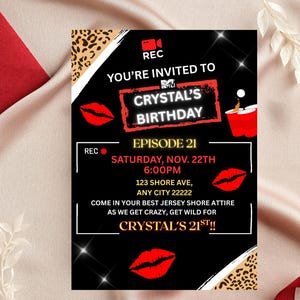 Könnte beinhalten: Schwarze Einladungskarte mit Text: "Du bist zu Crystals Geburtstag eingeladen." Mit roten Lippen, einem roten Becher und Leopardenmuster. Enthält Eventdetails: Samstag, 22. November, 18:00 Uhr.