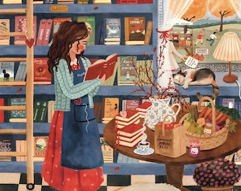 Op de afbeelding: Een knusse boekwinkel met een houten vloer, een vloer met een schaakbordpatroon en een rood-wit-blauw tapijt. Een vrouw in een blauwe schort leest een boek. Een witte hond ligt op het tapijt. Er zijn boekenkasten vol boeken, een tafel met een stapel boeken, een vaas met rode bessen en een mand met fruit. Het bord op het bord zegt "Honeycrisp Appels € 6,50".