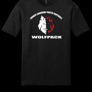 Puede incluir: Una camiseta negra de manga corta con un gráfico de una cabeza de lobo dividida en mitades blanca y roja. Sobre el lobo aparece el texto LOWER LOUDOUN YOUTH FOOTBALL en blanco, y debajo del lobo la palabra WOLFPACK en letras mayúsculas blancas.