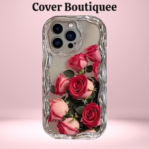 Könnte beinhalten: Transparente Handyhülle mit silberfarbenem, strukturiertem Rand, gefüllt mit rosa und roten Rosen und grünen Blättern. Der Text "Cover Boutiquee" steht oben. Die Hülle ist für ein Smartphone konzipiert.