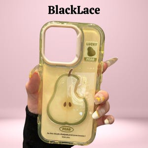 Peut inclure: Coque de téléphone jaune transparent avec un motif de poire. L'étui a une découpe pour l'appareil photo et un graphique de poire avec le texte "PEAR" et "LUCKY PEAR". Le cas a également le texte "As the clouds dissipate, everyone knows I love you."