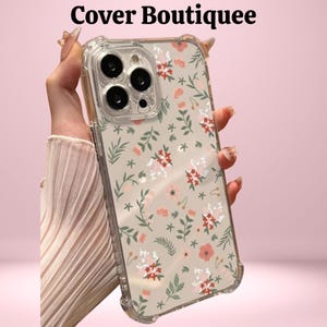 Könnte beinhalten: Transparente Handyhülle mit einem floralen Muster in Rosa, Rot und Grün. Die Hülle hat einen transparenten Stoßfänger und der Text "Cover Boutiquee" steht oben.