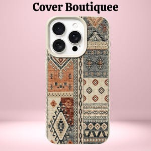 Könnte beinhalten: Eine Handyhülle mit cremefarbenem Rand und einem Muster. Das Design zeigt einen Patchwork aus geometrischen Mustern in Orange-, Braun-, Grau- und Cremetönen. Der Text "Cover Boutiquee" steht oben.