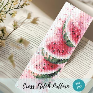 Könnte beinhalten: Kreuzstichmuster für ein Lesezeichen mit einer rosa Wassermelone mit grünen Blättern und weißen Kernen. Das Muster ist auf weißem Hintergrund mit einem hellrosa Rand. Der Text "Cross Stitch Pattern" und "PDF FILE" befindet sich am unteren Rand des Bildes.