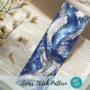 Könnte beinhalten: Ein Kreuzstichmuster mit einem abstrakten Design in Blau und Weiß. Das Muster ist auf einem Buch mit dem Text "Cross Stitch Pattern" und "PDF FILE" abgebildet.