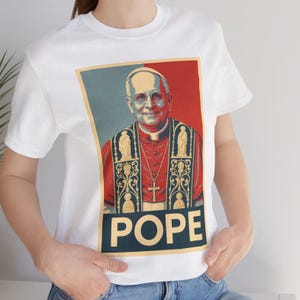 Papa Leão XIV | Papa Americano 2025 | Robert Prevost | Camiseta Católica Patriótica Engraçada Unissex XS-5XL