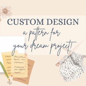 Może przedstawiać: Ilustracja akwarelowa z tekstem "CUSTOM DESIGN a pattern for your dream project!" przedstawiająca druty do robótek, przędzę, notatnik, długopis i akcenty kwiatowe. Obraz ma miękką, neutralną paletę kolorów.