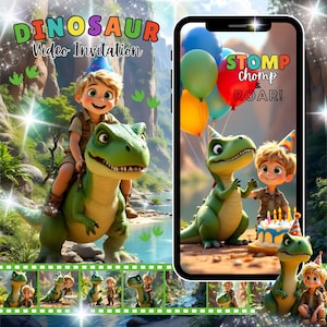 Può includere: Un invito video a tema dinosauro. Il testo "DINOSAUR Video Invitation" è visualizzato in alto. L'immagine mostra un bambino che cavalca un dinosauro verde e un telefono che mostra una scena di compleanno.