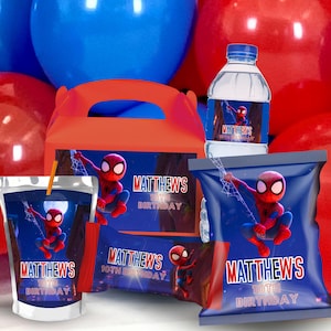 Op de afbeelding: Een verzameling feestartikelen met een Spider-Man thema. Inclusief een pakje sap, een waterfles, een snackzak, een candybar en een feestdoos, allemaal met de tekst "Matthew's 10th Birthday". Rode en blauwe ballonnen op de achtergrond.