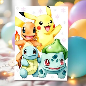 Op de afbeelding: Een kleurrijke illustratie met vier populaire Pok&eacute;mon-personages: Pikachu, Charmander, Squirtle en Bulbasaur. Het kunstwerk heeft een witte achtergrond met sneeuwvlokaccenten. De personages zijn in levendige kleuren, met Pikachu in geel, Charmander in oranje, Squirtle in blauw en Bulbasaur in groen.