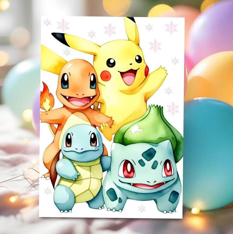 Op de afbeelding: Een kleurrijke illustratie met vier populaire Pok&eacute;mon-personages: Pikachu, Charmander, Squirtle en Bulbasaur. Het kunstwerk heeft een witte achtergrond met sneeuwvlokaccenten. De personages zijn in levendige kleuren, met Pikachu in geel, Charmander in oranje, Squirtle in blauw en Bulbasaur in groen.