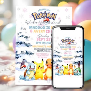 Op de afbeelding: Een Pok&eacute;mon-thema uitnodiging voor een Winter Wonderland feest. De uitnodiging toont het Pok&eacute;mon-logo, winterlandschap en de tekst "Maddox is & Avery is" met feestdetails. Een smartphone toont dezelfde uitnodiging.