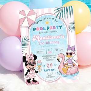 Può includere: Un invito rettangolare per una festa in piscina con Minnie che tiene un cono gelato e Paperina su un salvagente a forma di fenicottero. Il testo recita Splish Splash It's A Pool Party, Maddison's 2nd Birthday, 25 luglio, 14:00-17:00 e i dettagli.