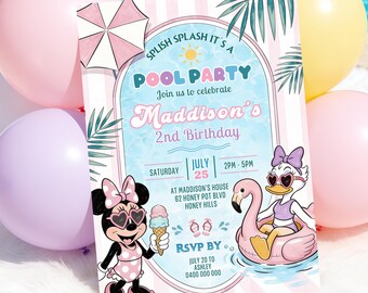 Op de afbeelding: Een rechthoekige uitnodigingskaart voor een zwembadfeest met Minnie Mouse die een ijshoorntje vasthoudt en Daisy Duck in een flamingo-zwemband. De tekst luidt Splish Splash It's A Pool Party, Maddison's 2nd Birthday, 25 juli, 14.00-17.00 uur en locatie.