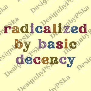 Pode incluir: Gráfico digital sobre um fundo amarelo claro. O texto diz "radicalizado pela decência básica" em uma fonte retrô colorida. A palavra "radicalizado" está em tons de marrom, roxo e bordô. "Pela básica" está em marrom, roxo e bordô. "Decência" está em roxo, azul e bordô.