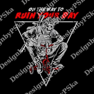 Może przedstawiać: Czarna grafika przedstawiająca żołnierza z czaszką w taktycznym ekwipunku jadącego na czerwonym trójkołowcu. Tekst "ON THE WAY TO RUIN YOUR DAY" znajduje się nad żołnierzem, w białym trójkącie.